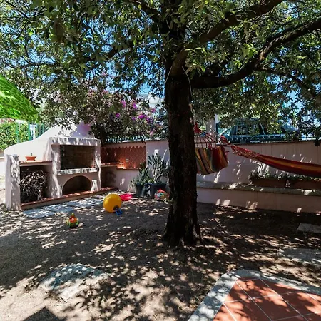 Calagonone Con Giardino E Barbecue